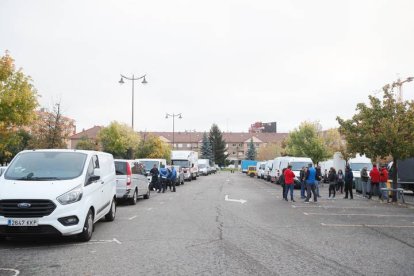 Los vendedores, en San Pedro, con los puestos sin montar