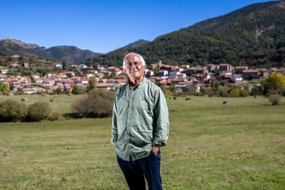 David Fernández, el misionero leonés que ha estado en mil guerras, posa con Prioro al fondo, su pueblo natal, fotografiado por su sobrino, el fotógrafo Rubén Sánchez.