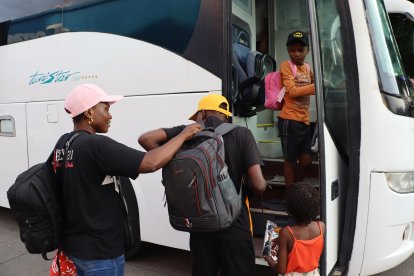 Migrantes abordan un autobús para ser trasladados a Tuxtla Gutiérrez este sábado, en Tapachula (México). EFE/ Juan Manuel Blanco