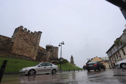 Paso de vehículos por la zona del Castillo de Ponferrada, en una imagen reciente