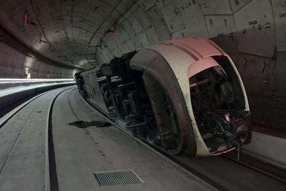 El tren sigue volcado en el túnel que une Chamartín con Atocha y corta las circulaciones con el este peninsular.