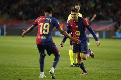 El centrocampista del Barcelona Pedri celebra con Lamine Yamal (i) tras marcar el segundo gol ante el Sevilla, durante el partido de LaLiga que FC Barcelona y Sevilla FC disputan este domingo en el estadio Lluis Companys. EFE/Alberto Estévez