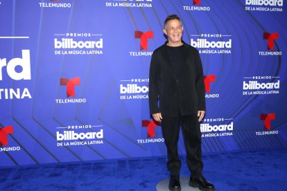 El cantante español Alejandro Sanz posa en la alfombra azul de los premios Billboard de la Música Latina, este jueves en el Jackie Gleason Theatre, en Miami Beach (Estados Unidos). EFE/ Marlon Pacheco