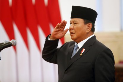 El recién inaugurado presidente de Indonesia, Prabowo Subianto, encabeza una ceremonia de juramento este lunes durante la toma de posesión de sus ministros en el Palacio Merdeka en Yakarta. Prabowo Subianto y su aliado Gibran Rakabuming Raka prestaron juramento como presidente y vicepresidente el domingo después de ganar las elecciones presidenciales de 2024. EFE/EPA/ADIWEDA