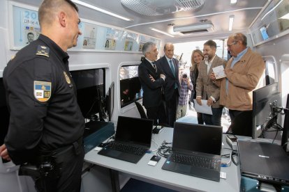 El ministro del Interior, Fernando Grande-Marlaska (2i), presenta las nuevas unidades móviles de Documentación de la Policía Nacional, diseñadas para mejorar la accesibilidad de los servicios públicos digitales a la ciudadanía y a las empresa, este lunes en Guadalajara. EFE/ Pepe Zamora