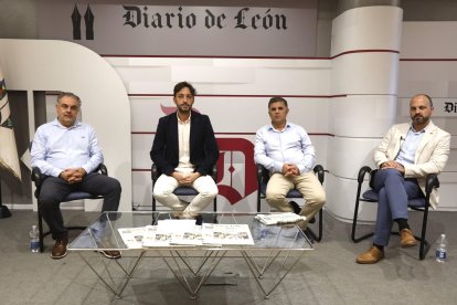 Los alcaldes de Astorga, Quintana del Castillo y Val de San Lorenzo, con el moderador, Álvaro Caballero.