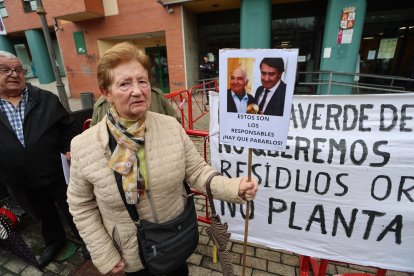 Manifestacion del 8 de octubre ante la sede de la Junta en Ponferrada en contra de la instalación de una planta de residuos orgánicos en Castropodame.