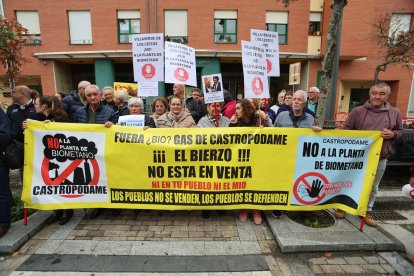 Manifestacion del 8 de octubre ante la sede de la Junta en Ponferrada en contra de la instalación de una planta de residuos orgánicos en Castropodame.