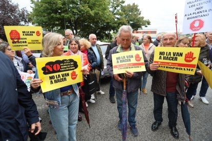 Manifestacion del 8 de octubre ante la sede de la Junta en Ponferrada en contra de la instalación de una planta de residuos orgánicos en Castropodame.