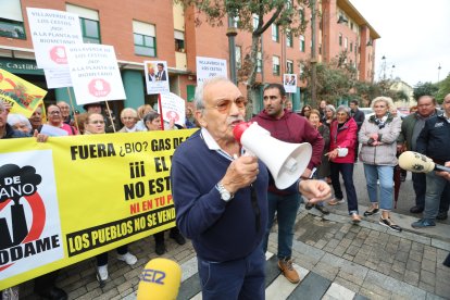 Manifestacion del 8 de octubre ante la sede de la Junta en Ponferrada en contra de la instalación de una planta de residuos orgánicos en Castropodame.