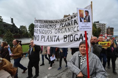 Manifestacion del 8 de octubre ante la sede de la Junta en Ponferrada en contra de la instalación de una planta de residuos orgánicos en Castropodame.