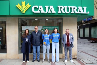 Firma oficial del convenio de patrocinio oficial de Caja Rural al Club Deportivo Olímpico de León