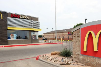 Fotografía de archivo de un letrero y restaurante de McDonald's en Hutto, Texas, EE.UU.. EFE/ADAM DAVIS