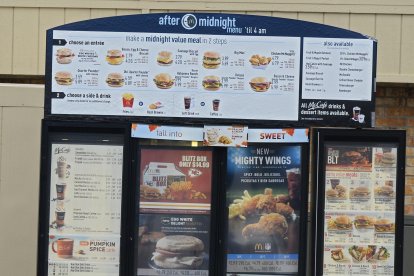 Fotografía de archivo de una persona en un vehículo pidiendo comida en el drive thru de McDonalds en Roeland Park, Kansas, EE. UU. EFE/Larry W. Smith