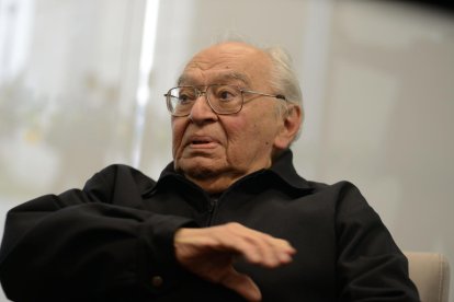 Fotografía de archivo del 3 de julio de 2023 del padre Gustavo Gutiérrez en una rueda de prensa en Lima (Perú). EFE/ Raúl García ARCHIVO