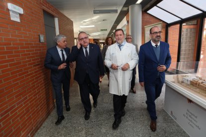 El delegado de la Junta Eduardo Diego, el consejero de Sanidad Alejandro Vázquez, el gerente del Hospital, Juan Ortiz de Saracho y el alcalde de Ponferrada, Marco Morala.