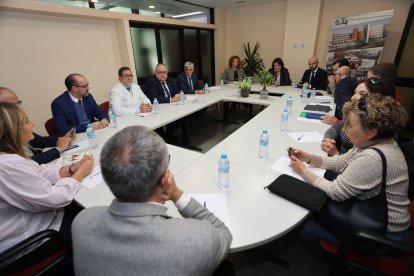 Reunión del consejero de Sanidad en el Hospital el Bierzo con los profesionales, la plataforma por la Sanidad, el alcalde de Ponferrada y el presidente del Consejo del Bierzo.