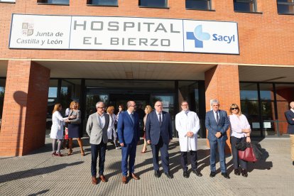 El consejero de Sanidad, a su llegada al Hospital El Bierzo.