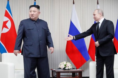 El presidente ruso Vladimir Putin (d) con el líder norcoreano Kim Jong-un en una imagen de archivo. EFE/SERGEI ILNITSKY