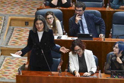 La portavoz de Más Madrid, Manuel Bergerot (i) durante su intervención en el pleno de la Asamblea de Madrid celebrado este jueves. EFE/ Fernando Villar