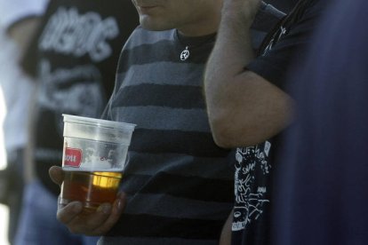 Un hombre sujeta un cañón de cerveza.