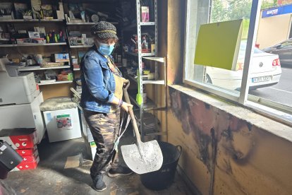 Le queman la librería en Bembibre y traslada el kiosko a la escalera de su casa