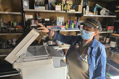 Le queman la librería en Bembibre y traslada el kiosko a la escalera de su casa