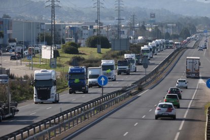 Imagen de archivo de cientos de camiones en huelga del transporte de mercancías por carretera. EFE/ Sxenick