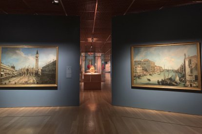 Los museos Calouste Gulbenkian de Portugal y Thyssen-Bornemisza de España se han unido en una exposición que permite dar un paseo por la Venecia del siglo XVIII de la mano de grandes maestros de la pintura, que abre sus puertas este viernes en Lisboa y llegará a Madrid en 2025. La muestra, 'Venecia en fiesta', cuenta con más de medio centenar de obras de pintores como Canaletto y Francisco Guardi procedentes de las colecciones de ambos museos, que se exponen en conjunto por primera vez y cuentan la historia de la ciudad que despertó tanta atracción en los artistas a lo largo de los siglos. La exhibición arranca, como toda visita a Venecia, en la Plaza de San Marcos, y después deja al visitante escoger libremente por dónde continuar su paseo a través de las obras. EFE/Rocío Muñoz