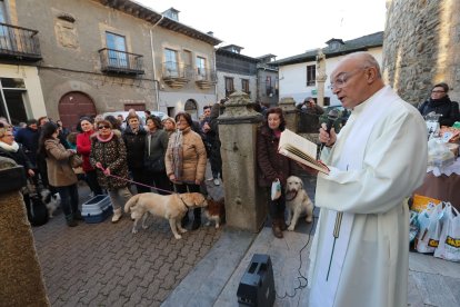 Jesús Álvarez, en su etapa en Cacabelos, en la fiesta de San Antón.