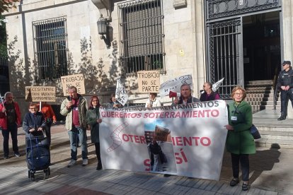 Protesta de los vecinos de Trobajo frente a la Subdelegación del Gobierno.