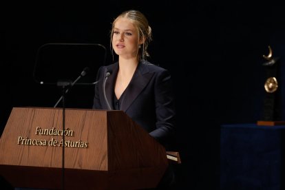 La princesa Leonor interviene durante durante la ceremonia de entrega de los Premios Princesa de Asturias, este viernes en el Teatro Campoamor, en Oviedo. EFE/Ballesteros