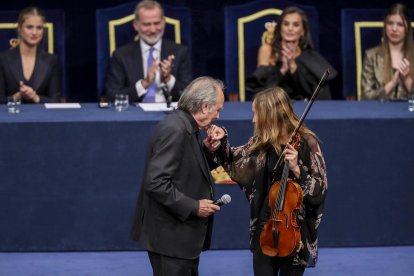 El cantautor Joan Manuel Serrat, Premio de las Artes, ofrece una actuación durante la ceremonia de entrega de los Premios Princesa de Asturias, este viernes en el Teatro Campoamor de Oviedo. EFE/JL Cereijido