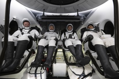 Fotografía cedida por la NASA donde aparecen el cosmonauta de Roscosmos, Alexander Grebenkin (i); los astronautas de la NASA Michael Barratt (2i), y Matthew Dominick (2d),  y Jeanette Epps (d), sentados dentro de la nave espacial Dragon Endeavour de SpaceX poco después de haber amerizado este viernes 25 de octubre en el Golfo de México frente a la costa de Pensacola, Florida (EE. UU). EFE/Joel Kowsky/NASA