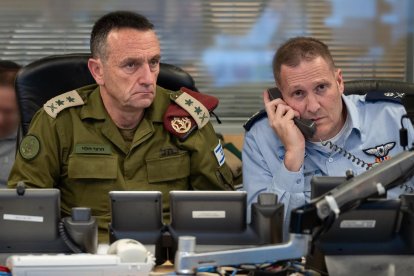 Fotografía cedida por el Ejército israelí del jefe del Estado Mayor, Herzi Halevi (i), supervisando junto al comandante de la Fuerza Aérea, Tomer Bar, el ataque a Irán este sábado, en la base militar de Kyria en Tel Aviv (Israel). EFE/ Ejército israelí /SOLO USO EDITORIAL/ SOLO DISPONIBLE PARA ILUSTRAR LA NOTICIA QUE ACOMPAÑA (CRÉDITO OBLIGATORIO)