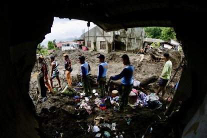 Talisay (Philippines), 26/10/2024.- Firefighters and police work on the site of a landslide during a search and rescue operation in the aftermath of Tropical Storm Trami, in the town of Talisay, Batangas province, Philippines, 26 October 2024. At least 82 people were killed and more than 250,000 villagers were forced to flee their homes as Tropical Storm Trami barreled in the Philippines, officials said on October 25. Trami dumped heavy rain, triggering widespread flooding and landslides. (tormenta, deslizamiento de tierras, Filipinas) EFE/EPA/FRANCIS R. MALASIG