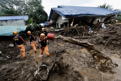 Talisay (Philippines), 26/10/2024.- Firefighters work on the site of a landslide during a search and rescue operation in the aftermath of Tropical Storm Trami, in the town of Talisay, Batangas province, Philippines, 26 October 2024. At least 82 people were killed and more than 250,000 villagers were forced to flee their homes as Tropical Storm Trami barreled in the Philippines, officials said on October 25. Trami dumped heavy rain, triggering widespread flooding and landslides. (tormenta, deslizamiento de tierras, Filipinas) EFE/EPA/FRANCIS R. MALASIG