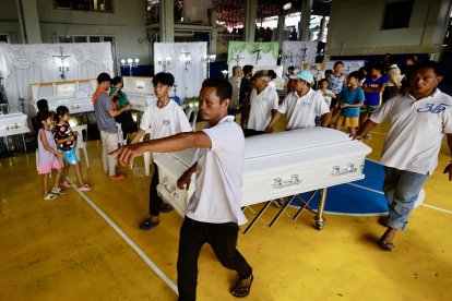 Talisay (Philippines), 26/10/2024.- Local residents carry the coffin of a landslide victim in the aftermath of Tropical Storm Trami, in the flood-hit town of Talisay, Batangas province, Philippines, 26 October 2024. At least 82 people were killed and more than 250,000 villagers were forced to flee their homes as Tropical Storm Trami barreled in the Philippines, officials said on October 25. Trami dumped heavy rain, triggering widespread flooding and landslides. (tormenta, deslizamiento de tierras, Filipinas) EFE/EPA/FRANCIS R. MALASIG