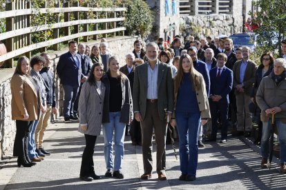 El rey Felipe (2d), Letizia (i) la princesa Leonor (2i)y la infanta Sofía (d) completan este sábado su agenda de actividades en Asturias con la visita a Sotres, Premio al Pueblo Ejemplar 2024, una localidad del concejo de Cabrales, situada a 1.050 metros de altitud y con 108 habitantes, a la que han llegado poco antes de la una de la tarde. EFE/ Ballesteros