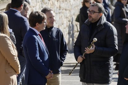 El presidente del Principado de Asturias Adrián Barbón (d) conversa con el alcalde de Sotres (i) mientras esperan la llegada de los reyes de España, este sábado, en Sotres, Asturias. Los reyes, la princesa Leonor y la infanta Sofía completan este sábado su agenda de actividades en Asturias con la visita a Sotres, Premio al Pueblo Ejemplar 2024, una localidad del concejo de Cabrales, situada a 1.050 metros de altitud y con 108 habitantes, a la que han llegado poco antes de la una de la tarde. EFE/ Ballesteros