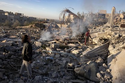 Niños palestinos entre los restos de edificios destruidos tras los ataques aéreos israelíes en Jan Yunis, en el sur de la Franja de Gaza, el 25 de octubre de 2024. EFE/EPA/HAITHAM IMAD