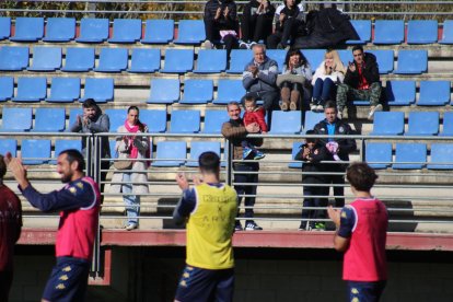 Algunos aficionados acudieron al entrenamiento abierto a arropar al equipo culturalista antes del derbi.