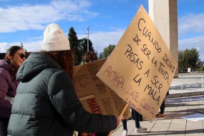 Más de un centenar de personas acuden a la manifestación en León convocada por la agrupación estatal de mujeres y colectivos feministas La Fuerza de las Mujeres.