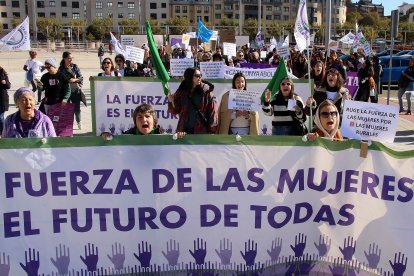 Más de un centenar de personas acuden a la manifestación en León convocada por la agrupación estatal de mujeres y colectivos feministas La Fuerza de las Mujeres.