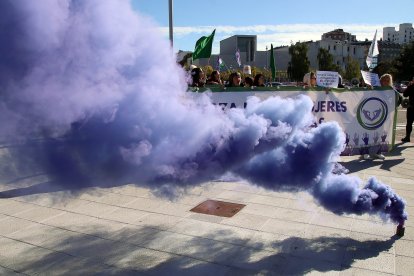 Más de un centenar de personas acuden a la manifestación en León convocada por la agrupación estatal de mujeres y colectivos feministas La Fuerza de las Mujeres.