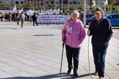 Más de un centenar de personas acuden a la manifestación en León convocada por la agrupación estatal de mujeres y colectivos feministas La Fuerza de las Mujeres.