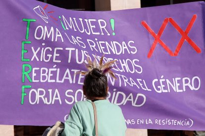 Más de un centenar de personas acuden a la manifestación en León convocada por la agrupación estatal de mujeres y colectivos feministas La Fuerza de las Mujeres.