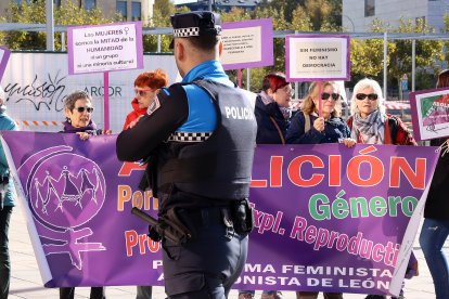 Más de un centenar de personas acuden a la manifestación en León convocada por la agrupación estatal de mujeres y colectivos feministas La Fuerza de las Mujeres.