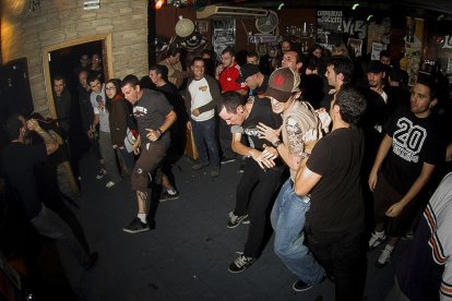 Conciertos organizados por la promotora ponferradina 'Peor es nada', de la que se cumple el vigésimo aniversario.