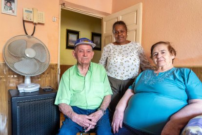 Antonio y Piedad, usuarios del programa 'A gusto en casa' junto a la cuidadora Fabiola en su domicilio de Venta de Baños